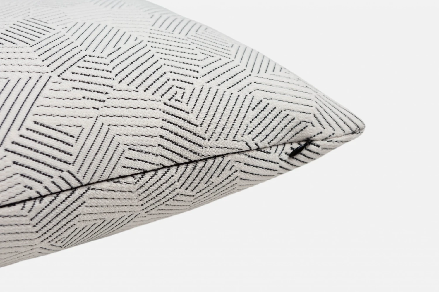 280515_STORM_PILLOWS_ZIP-CLOSEUPS_HAIL.jpg Sylvain Willenz Storm Cushion Large