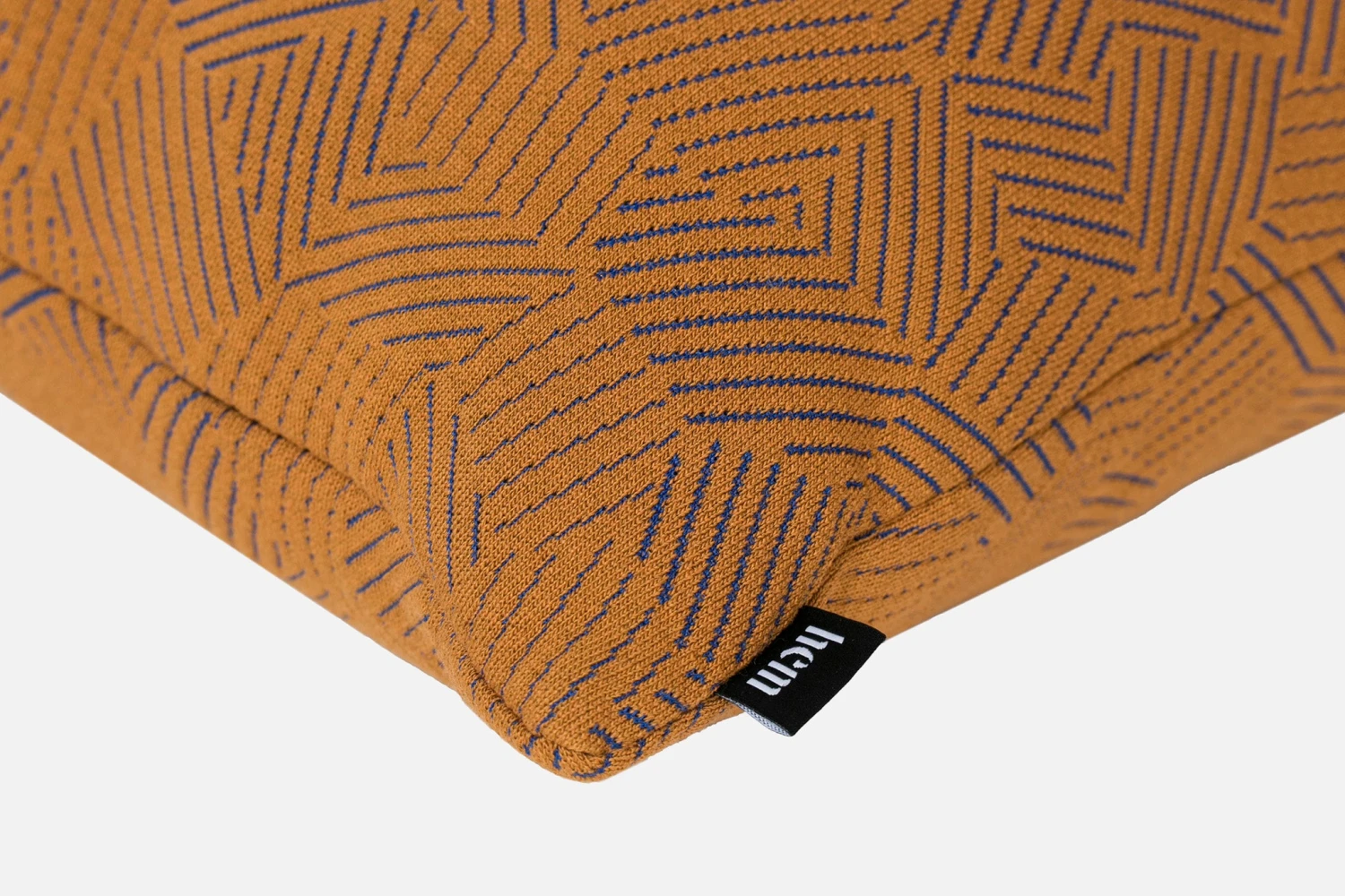 NEU_CUSHION_MEDIUM_Closeup_ginger_79c07297-1b5d-4735-ba99-50a3386343c2.jpg Sylvain Willenz Storm Cushion Large